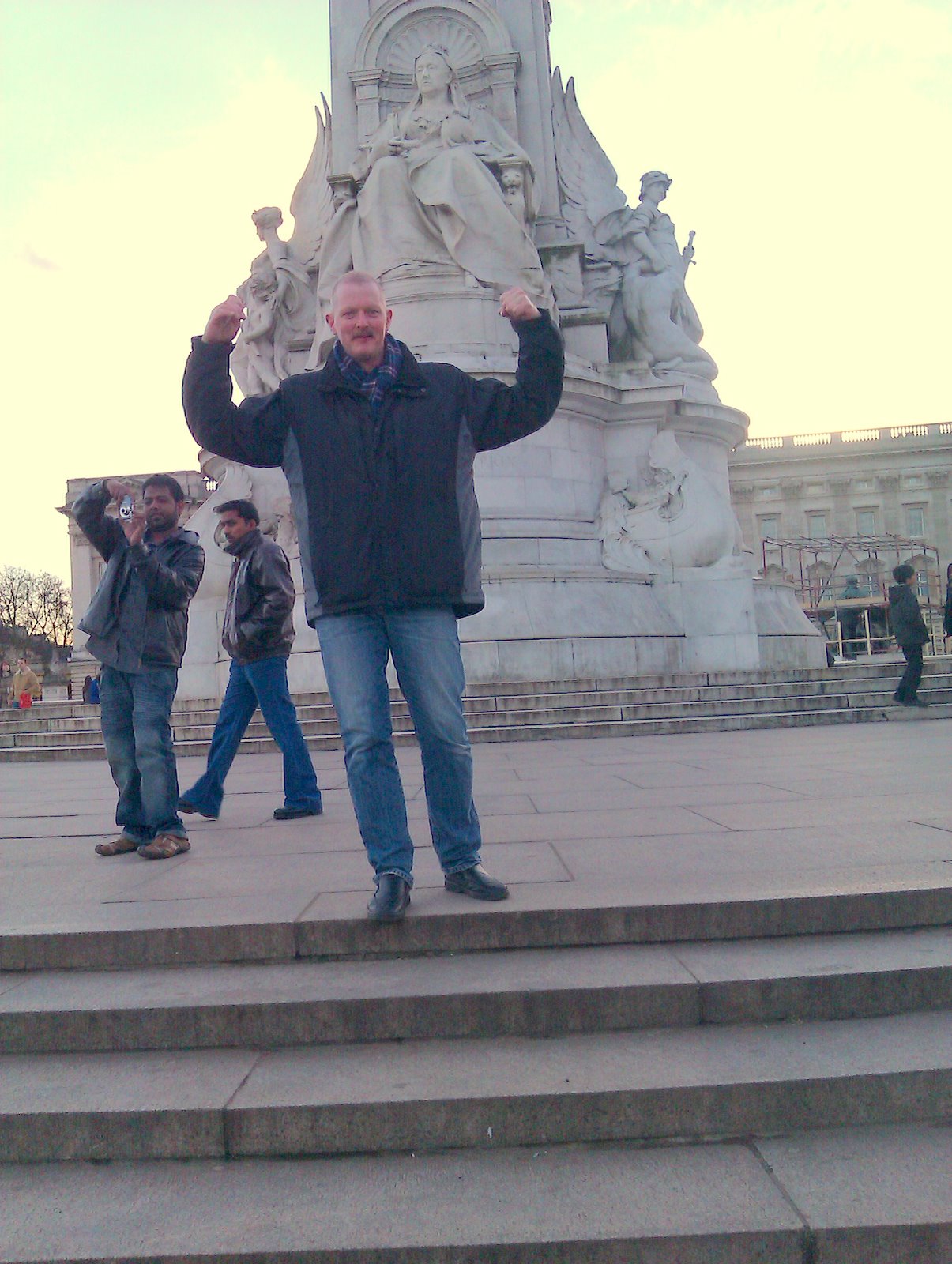 Ole foran Buckingham Palace statuerne 